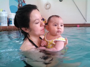 La madre transmite seguridad y confianza al bebé dentro del agua La madre transmite seguridad y confianza al bebé dentro del agua